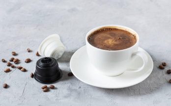 tazzina di caffe con capsule caffe