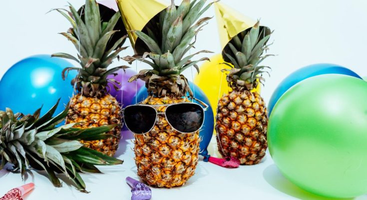 festa a tema ananas con occhiali da sole